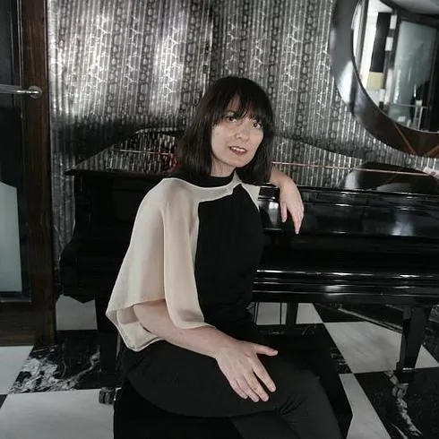 SIlvia Grijalba, pos con un piano en Málaga