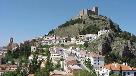 Vista de la localidad, con su majestuoso castillo levantado por los almohades y que fue sede de la Orden de Santiago.