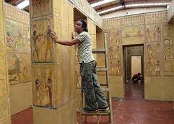 Hany Mostafa trabaja en el montaje del templo en el Palacio de Congresos de Marbella. :: Josele-Lanza