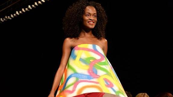 Una modelo luce un diseño de Agatha Ruiz de la Prada