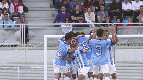 Los jugadores del Atlético Malagueño celebran uno de sus dos goles ayer. :: OPTASPORTS