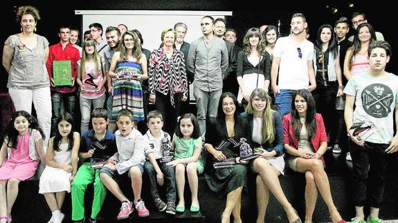 Foto de familia de los ganadores, ayer, en la entraga de premios en el IES Isaac Albéniz.