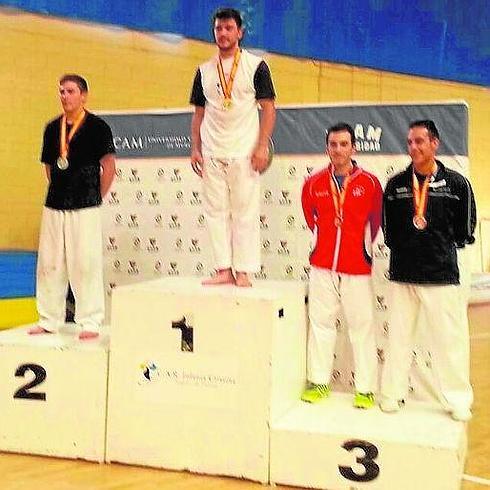 El karateka de la UMA Carlos Jimena luce su oro. 