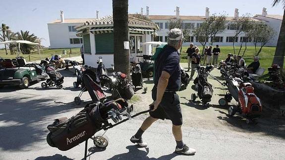 Turistas se disponen a jugar al golf en el Parador de Málaga.