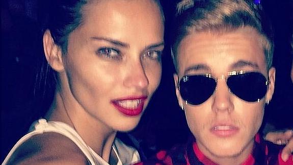 Justin Bieber fue visto junto a la modelo Adriana Lima  