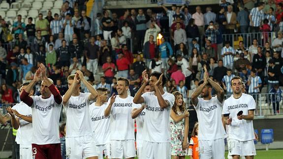 La plantilla saluda a la afición tras el último partido en La Rosaleda.