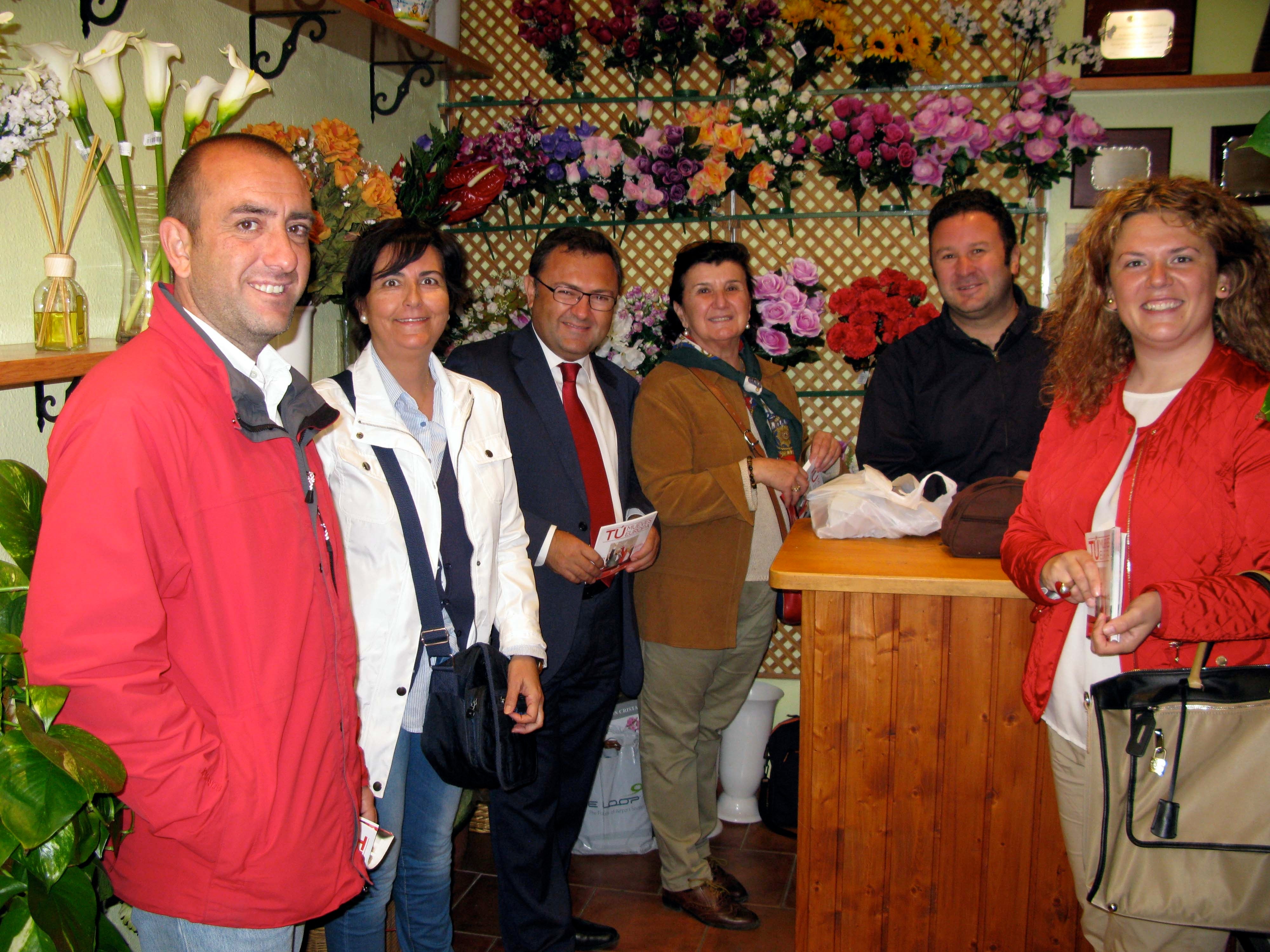 Miguel Ángel Heredia, en el centro en su visita a Ronda este miércoles.SUR