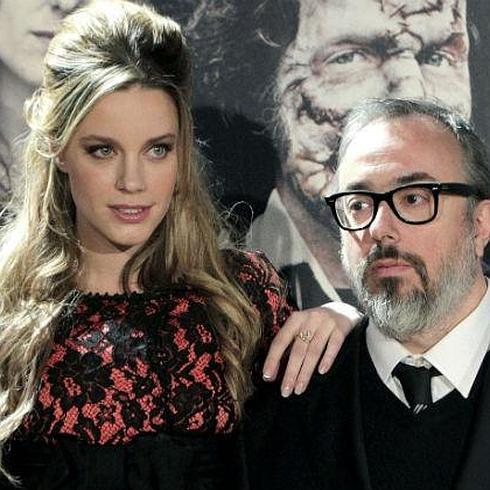 El director Alex de la Iglesia, junto a la actriz Carolina Bang, durante la presentación de "Balada triste de trompeta"