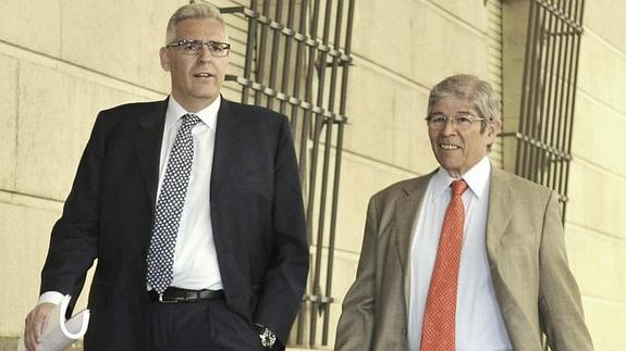 José María Bueno Lidón (derecha), expresidente de El Monte, llega con su abogado.