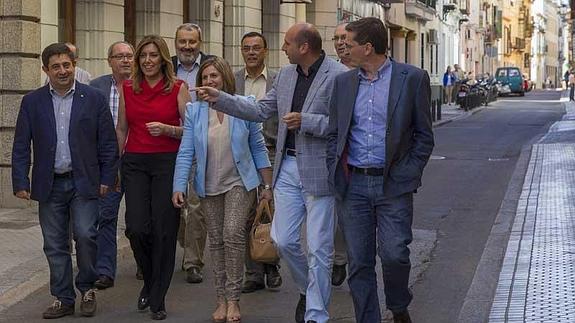 Susana Díaz se dirige a la sede regional del PSOE en Sevilla con dirigentes provinciales de su partido. 