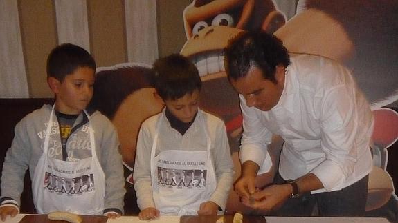 José Carlos García enseña a cocinar a escolares
