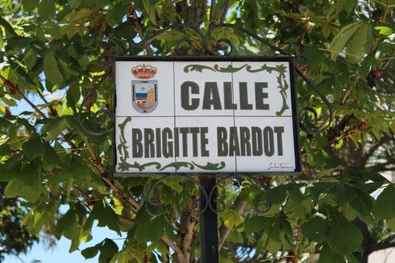 1. Madame Bovary, el personaje más poderoso de Flaubert, da nombre a una calle y una asociación.
2. Busto en homenaje a Isabel Manoja, coordinadora de la Junta Pro-Autonomía de Torremolinos.
3. Calle Marujita Díaz, paralela a calle Quevedo. 4. Ava Gardner visitó el municipio en 1955.
5. Brigitte Bardot cuenta con una calle en Playamar. 