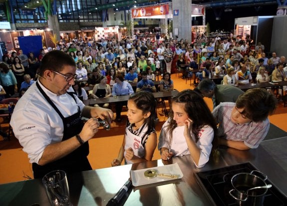 Dani García da a probar a Noa y Ana Luna su caviar con gelatina de puchero