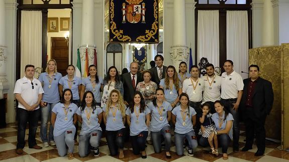 El Asisa Costa del Sol, con Francisco de la Torre y Damián Caneda, ayer en el Ayuntamiento. 