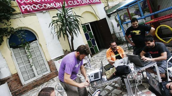 La Invisible okupa un edificio que el Ayuntamiento pensaba convertir en centro de emprendedores.