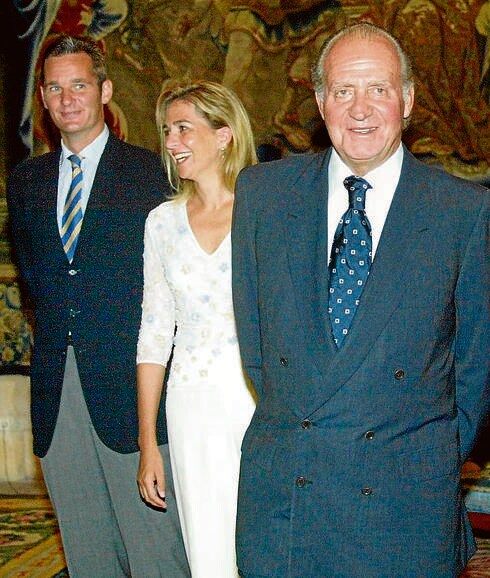 El Rey sonríe, junto su hija y su yerno, en la cena de despedida tras sus vacaciones en Mallorca en el verano de 2003.