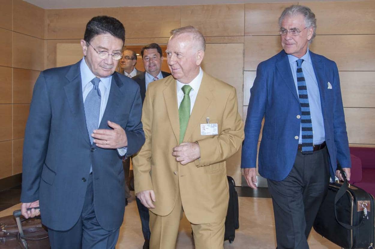 Taleb Rifai, Pedro Fernández Montes y José Luis Zoreda, ayer en el aeropuerto de Málaga. 