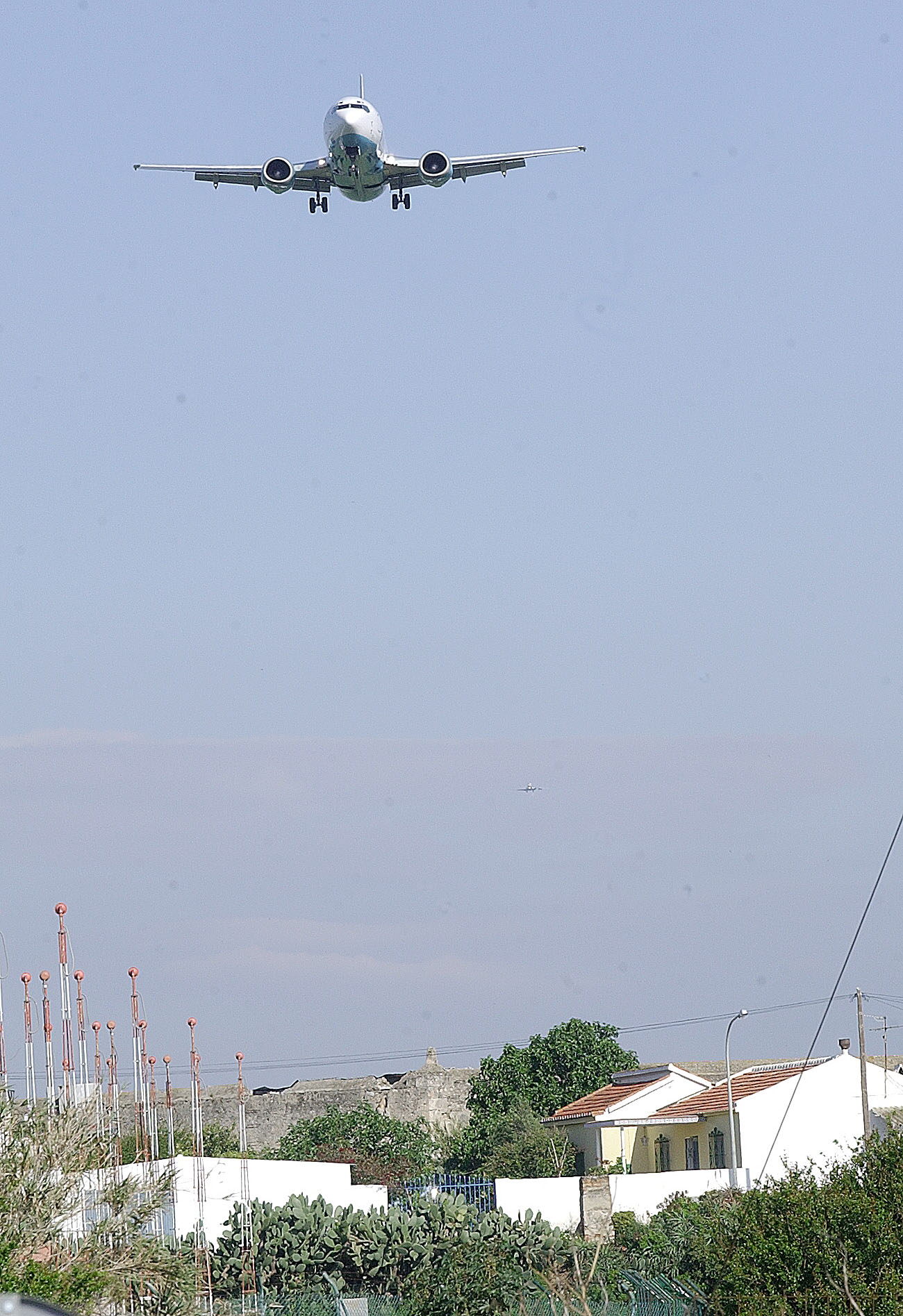 Un avión sobrevuela viviendas del carril de San Isidro