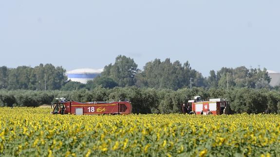 Camiones de bomberos en las cercanías de la base de Morón de la Frontera