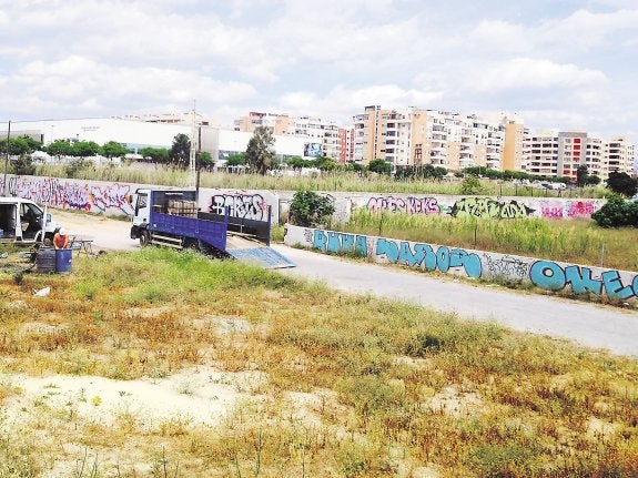 Solar donde está prevista la construcción del Centro de Raquetas en la zona del Carpena. :: sur