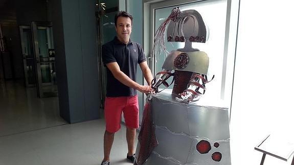 Carlos Matos junto a su obra ‘Menina’, de hierro patinado. 