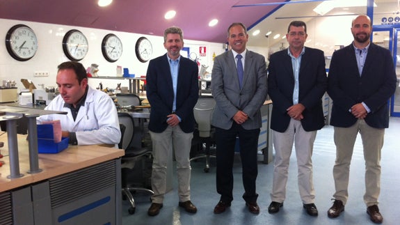 Jesús García y Antonio Guevara, en el centro, con otros miembros de los equipos participantes en el proyeto. 