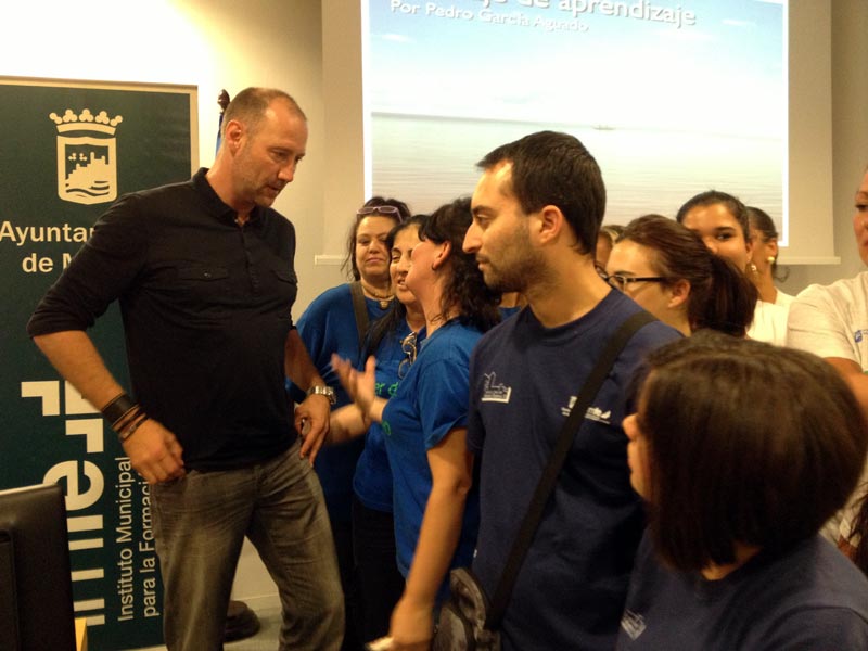 El coach de ‘Hermano Mayor’, rodeado de jóvenes de los talleres del Imfe. 