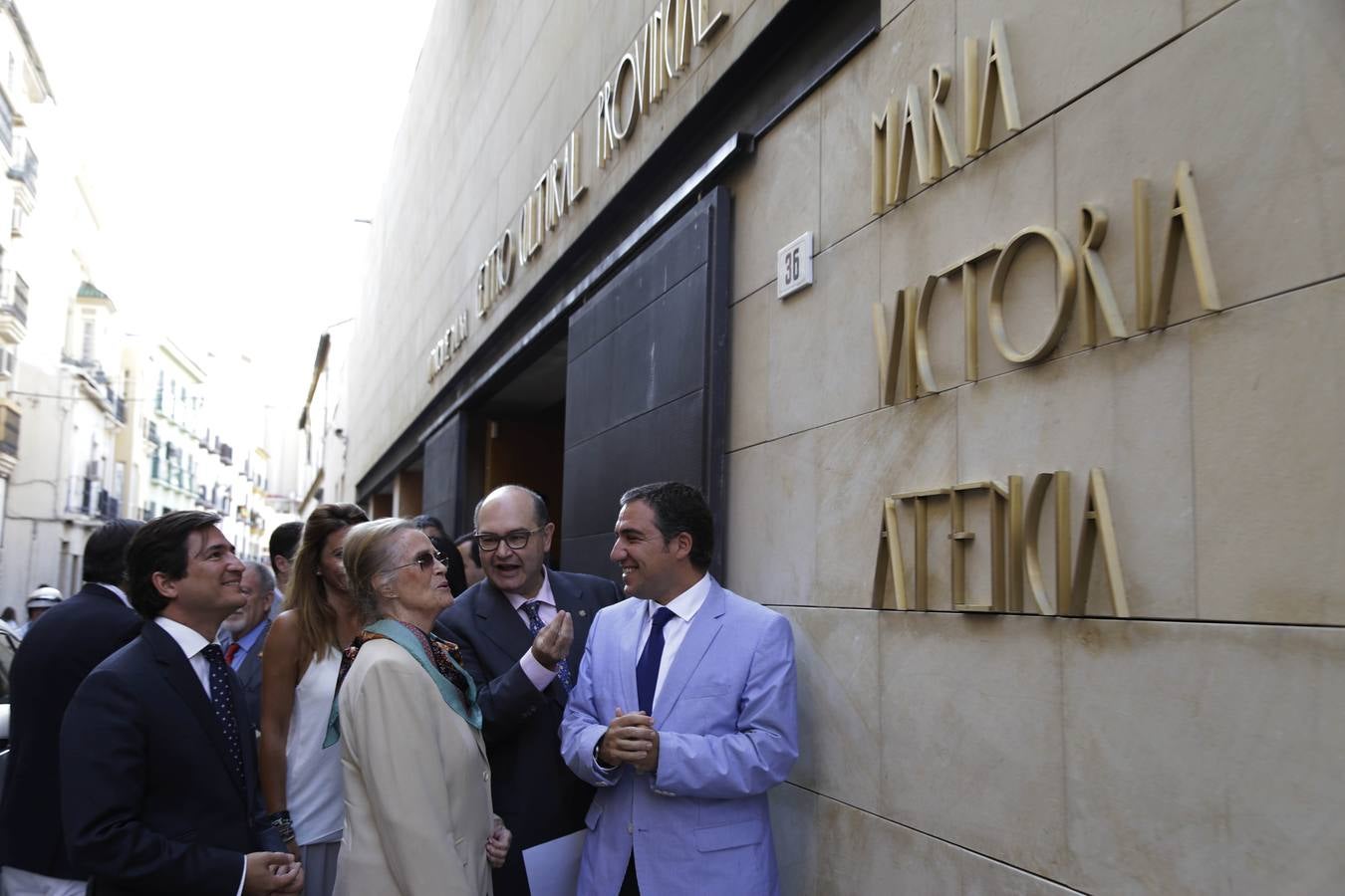 María Victoria Atencia observa su nombre, junto a Garrido Moraga y Elías Bendodo.