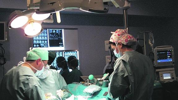 La sanidad pública operará la voz a los transexuales que lo deseen.