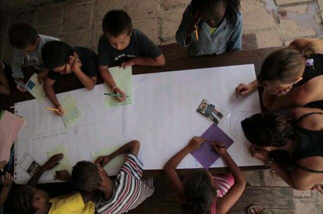 Los niños, durante una de las actividades del curso.