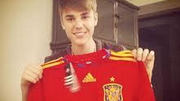 Justin Bieber con la camiseta de la selección. 