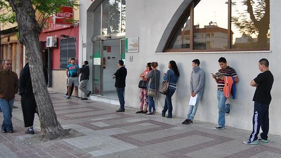 Las colas para conseguir un número de atención en el Registro Civil de Estepona se forman desde las seis de la mañana.