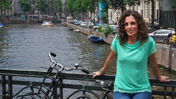 Elisa Matas, junto a uno de los característicos canales de la capital holandesa. 
