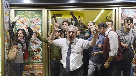 Alberto Casillas, en una imagen de archivo del 25 de septiembre de 2012, cuando se enfrentó a la policía para acoger a un grupo de manifestantes en su bar.