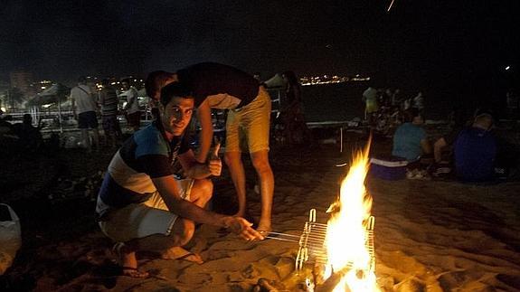 La gente ya disfruta en la playa de una noche mágica. Á. Cabrera