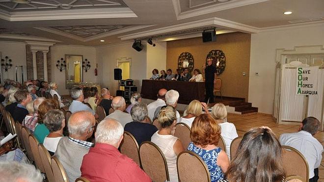 Dueños de viviendas ilegales negocian con la Junta soluciones a su situación