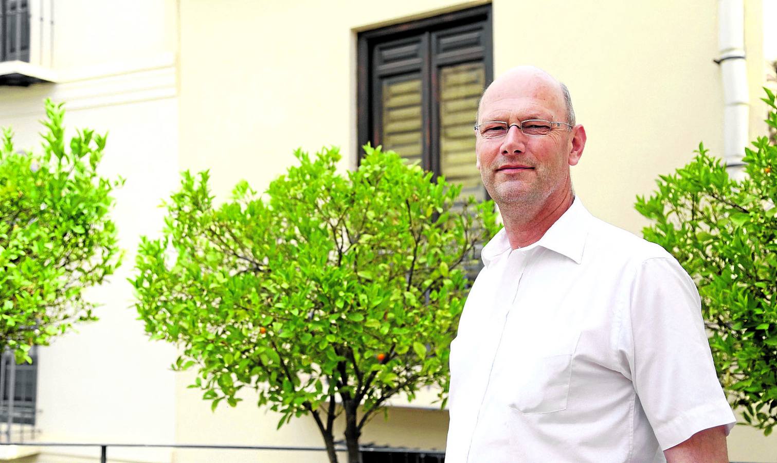 Willem Jan Renders, conservador de arte ruso del Van Abbemuseum, ayer en uno de los patios interiores del Museo Picasso.  