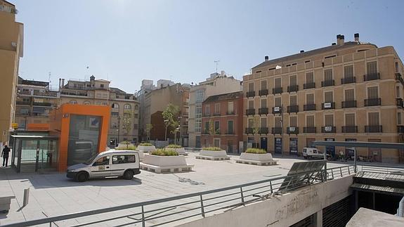 La plaza Enrique García-Herrera podría abrirse la próxima semana. A la derecha, las farolas, muy próximas a las viviendas.