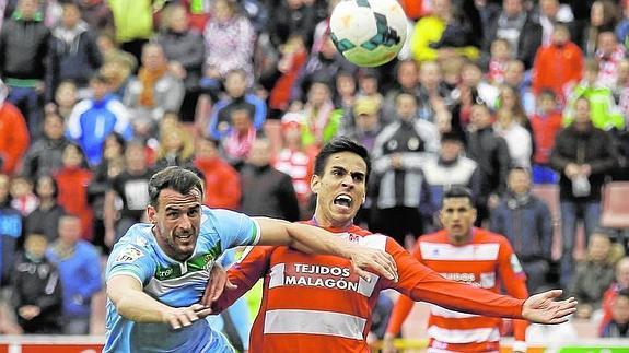 El central bético Amaya obstaculiza con el brazo una incursión de Recio. 