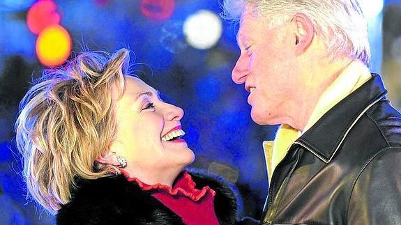 Hillary y Bill Clinton bailan en las celebraciones de Año Nuevo de 2009 en Times Square (Nueva York). 