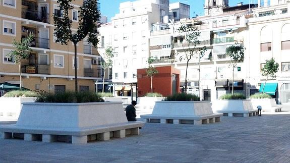 Vista de la plaza, con los grandes maceteros como única vegetación. 