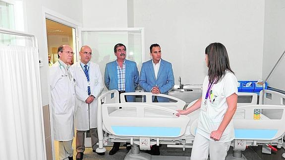 El delegado territorial de Salud, Daniel Pérez, junto al gerente del hospital, Alfonso Gámez, y personal sanitario. 