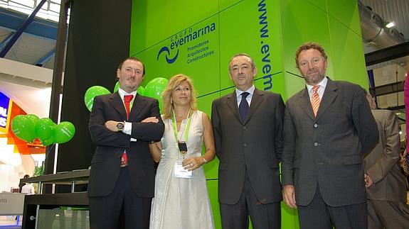 Borja Ramos posa junto a directivos de la compañía en el Simed, en 2007