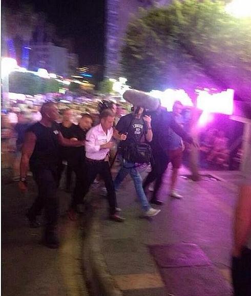 El británico Jeremy Kyle y su equipo en Magaluf.