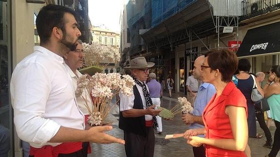 Los biznagueros explican a Gámez y Brenes cuál es su situación.