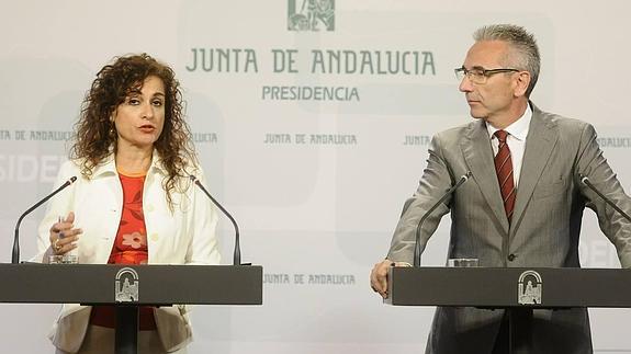 La consejera de Hacienda, María Jesús Montero, y el portavoz de la Junta, Miguel Ángel Vázquez.