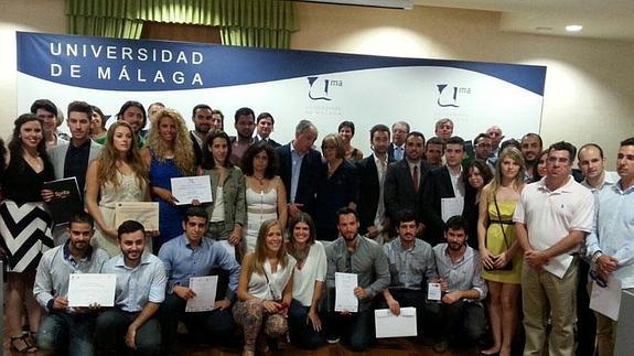 Foto de familia con los premiados.