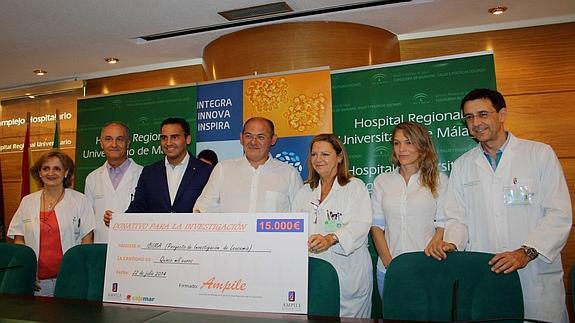 La Asociación Malagueña para la Investigación de la Leucemia  entrega el donativo a la fundación que gestiona la investigación biomédica en Málaga 