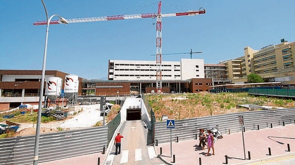 El Hospital Costa del Sol (a la derecha), con el nuevo edificio, cuyas obras se paralizaron hace cuatro años