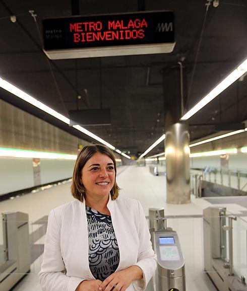 Elena Cortés, ayer en el vestíbulo del intercambiador del Perchel. 